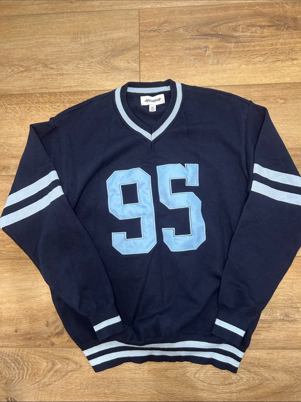 Urban Weekend | Navy V-Neck Sweater | 95